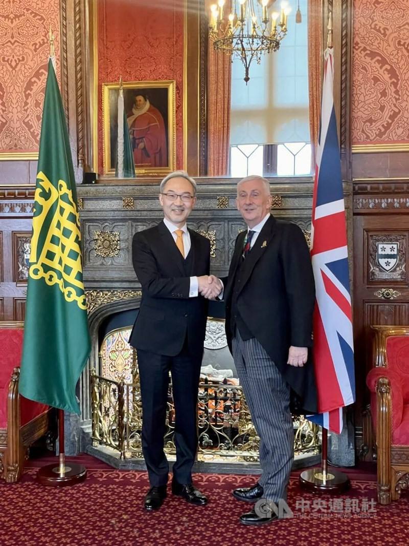 Taiwan's representative to the United Kingdom Vincent Yao (left) and U.K.'s House of Commons speaker Lindsay Hoyle. Photo taken from twitter.com/Taiwan_in_UK
