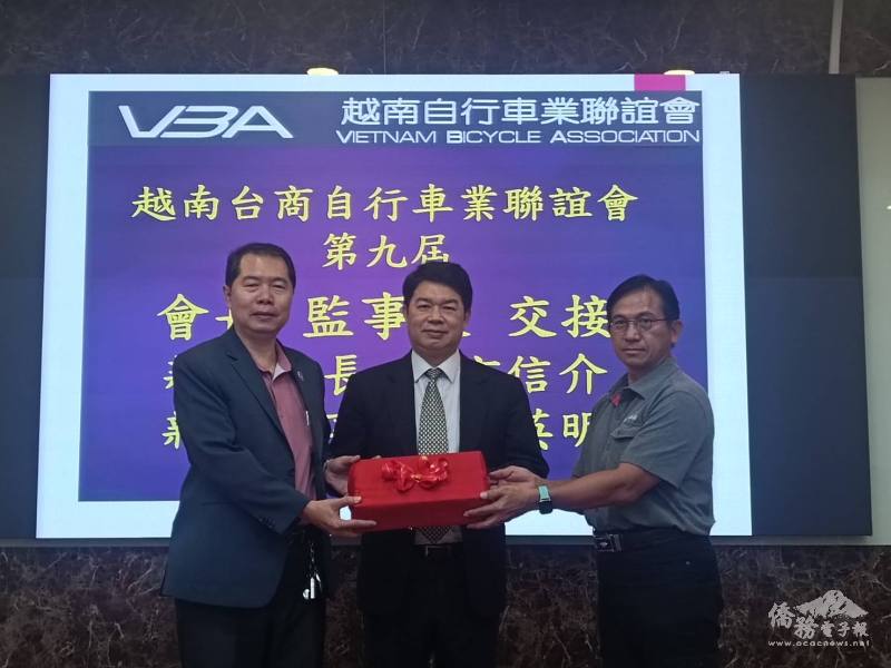越南臺商自行車聯誼會會員大會改選由ASAMA公司林泉宏代理方信介交接