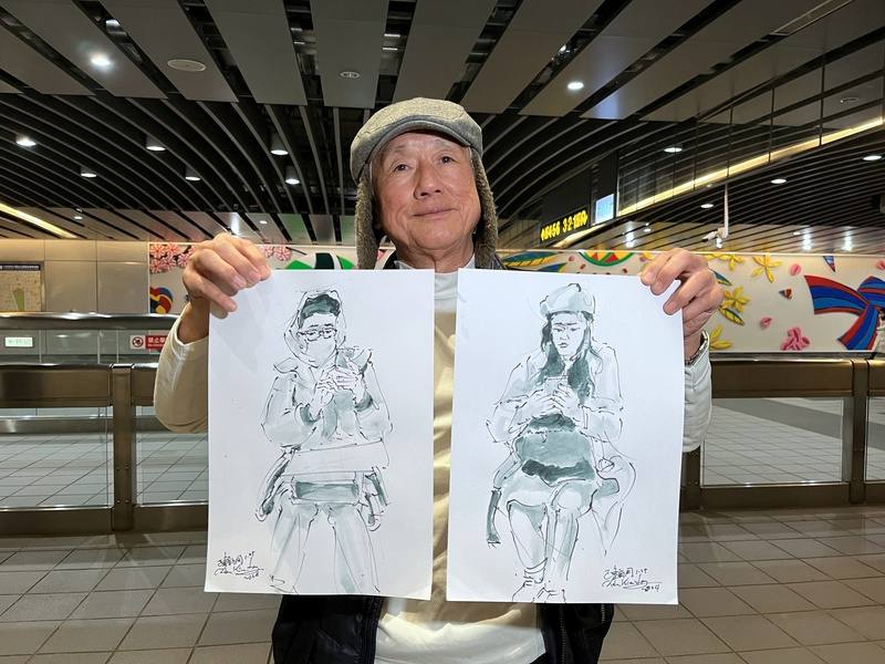 捷運畫家陳鈞同熱愛人物速寫，圖為他展示曾畫下的2張速寫畫作，攝於113年1月25日。
