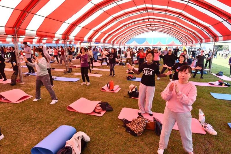 為提升運動人口參與率，彰化縣政府結合救國團彰化縣團委會，3日在縣立體育場舉行「彰喚女力舞動音樂祭暨113年運動i台灣啟動記者會」，現場民眾齊跳Zumba、皮拉提斯，熱力四射。（彰化縣政府提供）