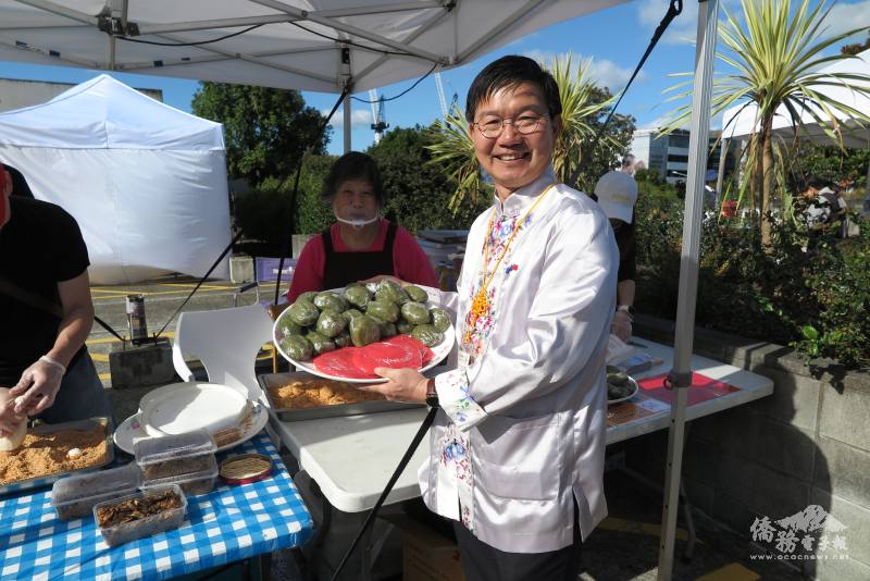 臺中市政府客家事務委員會主任委員江俊龍（右）與臺灣日現場販售客家傳統美食的鄭媽媽顏鳳玉（左）合影