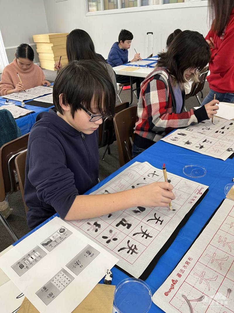 大納城中文學校學生練習寫書法