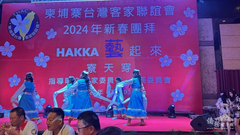 當地學生表演傳統舞蹈