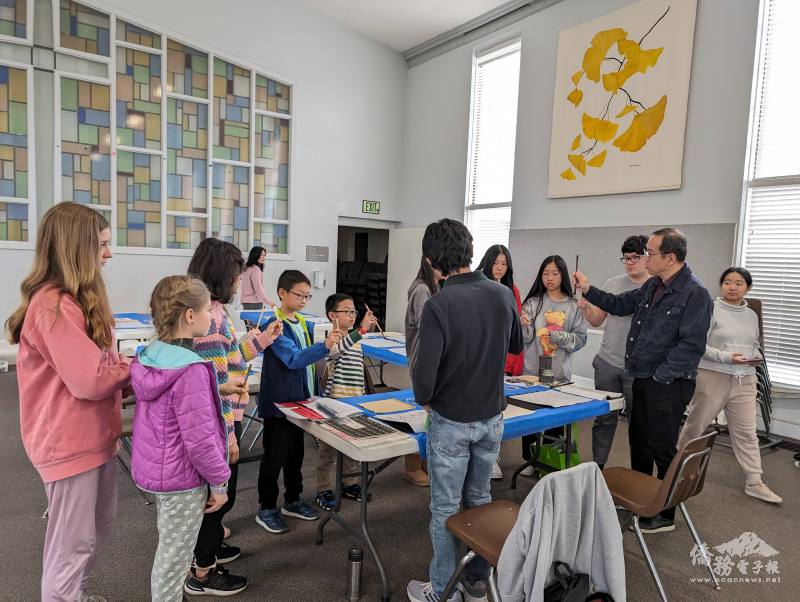 大納城中文學校學生學習如何握毛筆