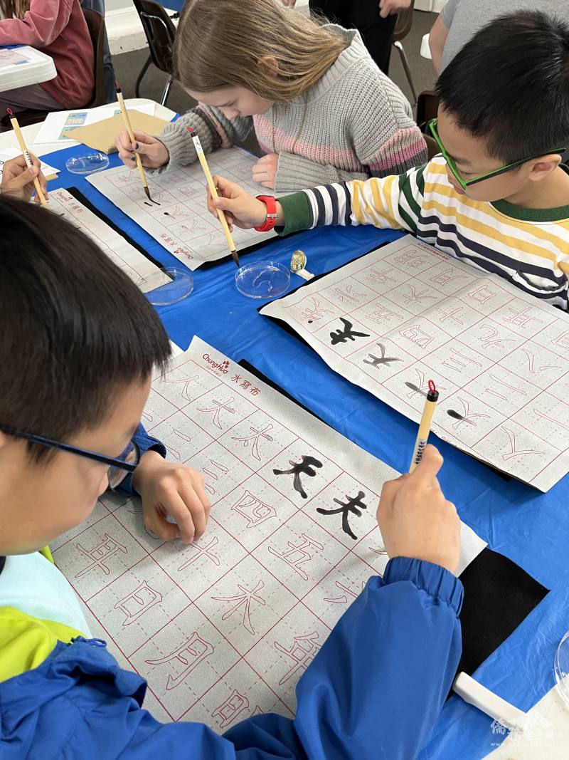 大納城中文學校學生練習寫書法