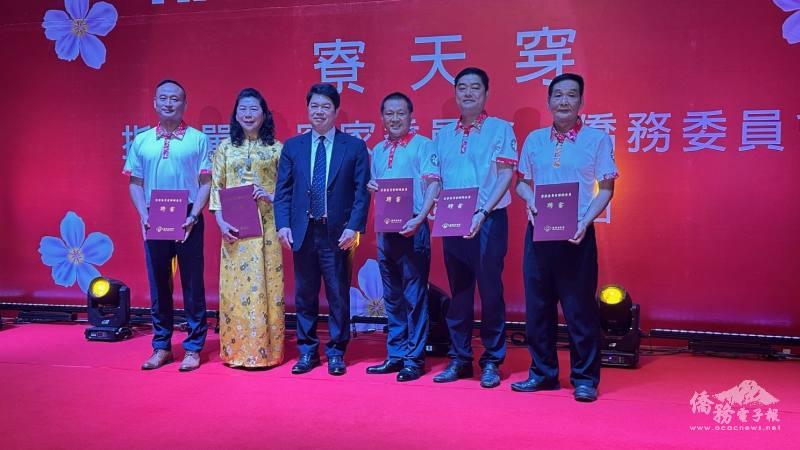 韓國耀（左三）致頒客委會諮詢委員聘書