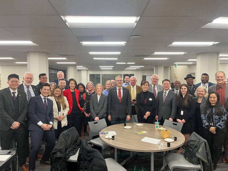 美國俄勒岡州參議會4日通過HCR203號友台決議，成為俄勒岡州和台灣關係重要里程碑，駐西雅圖辦事處2月邀請州參眾議員領袖、當地台裔科技公司企業家、專家和教授，就雙方合作展望交換意見。（駐西雅圖辦事處提供）