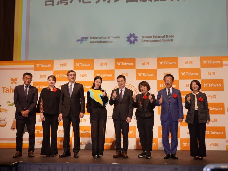 2024東京食品展台灣館將於5日開幕，國貿署與貿協4日在東京舉辦台灣館展前記者會，藝人徐若瑄（左4）到場應援。屏東縣、嘉義縣市首長出席介紹特產。