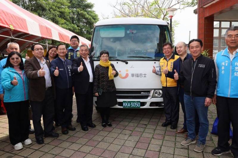 新竹縣政府4日表示，關西鎮幸福巴士5日起正式通車，目前有6條營運路線，其中1條路線為全鎮預約線，民眾在行程前1天預約，鎮內任何地點皆可送達搭乘。（新竹縣政府提供）