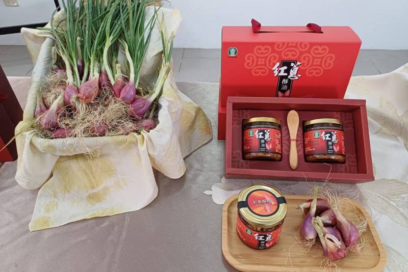 台南市紅蔥頭種植面積占全台92%，其中七股區為最大產區，所生產的紅蔥頭香氣濃郁，七股區農會推出紅蔥酥油禮盒等產品受民眾歡迎。（台南市農業局提供）