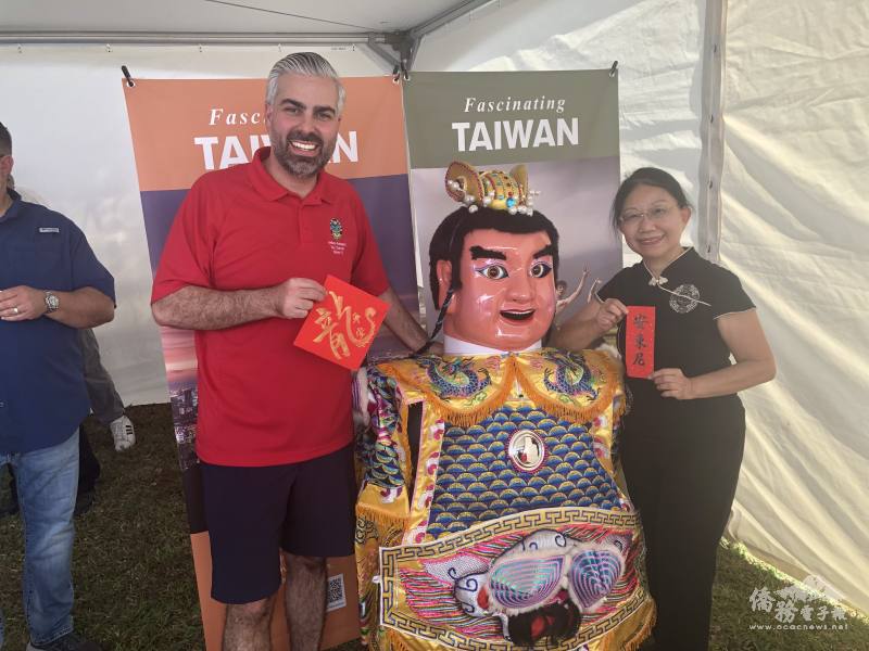 副議長Rodriguez（左）喜獲民俗文化藝術家涂清珍老師揮毫的「《龍》平安」字帖