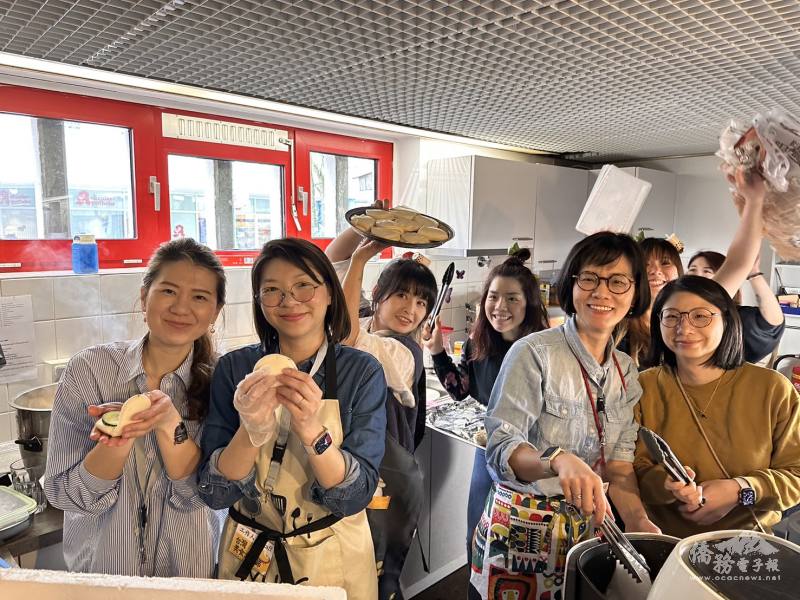 僑務促進委員陳怡真(左二)與漢堡婦女會副會長潘慕容(左一)，協同婦女會成員準備臺灣美食