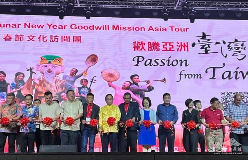 貴賓剪綵為演出拉開序幕