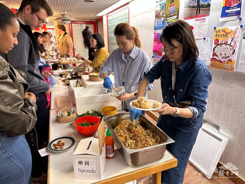 現場發放臺灣美食