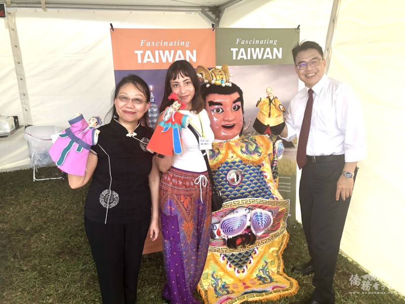 首次在辦事處攤位展示的三太子服飾相當吸睛（由右至左：周啟宇、邁阿密大學學生Nicole Diaz及民俗文化藝術家涂清珍）