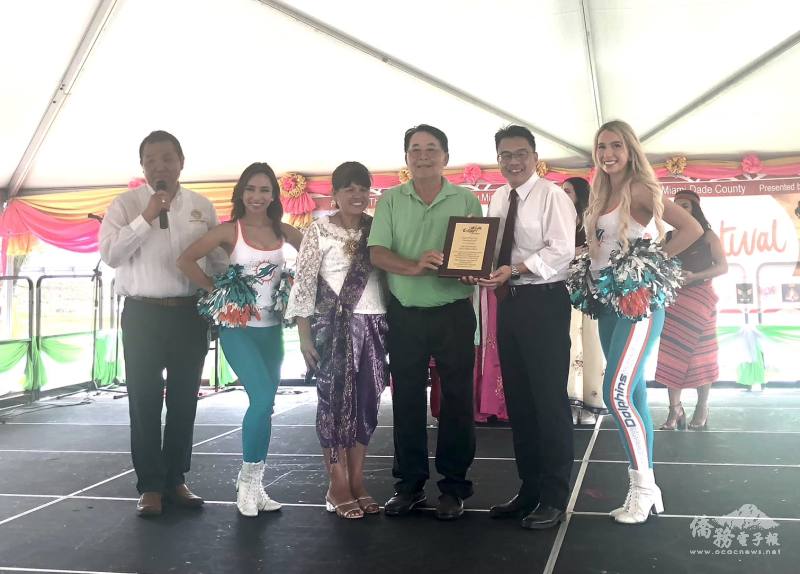 主辦單位頒贈周啟宇（右3）獎牌，感謝辦事處多年來在南佛州文化推廣上的貢獻
