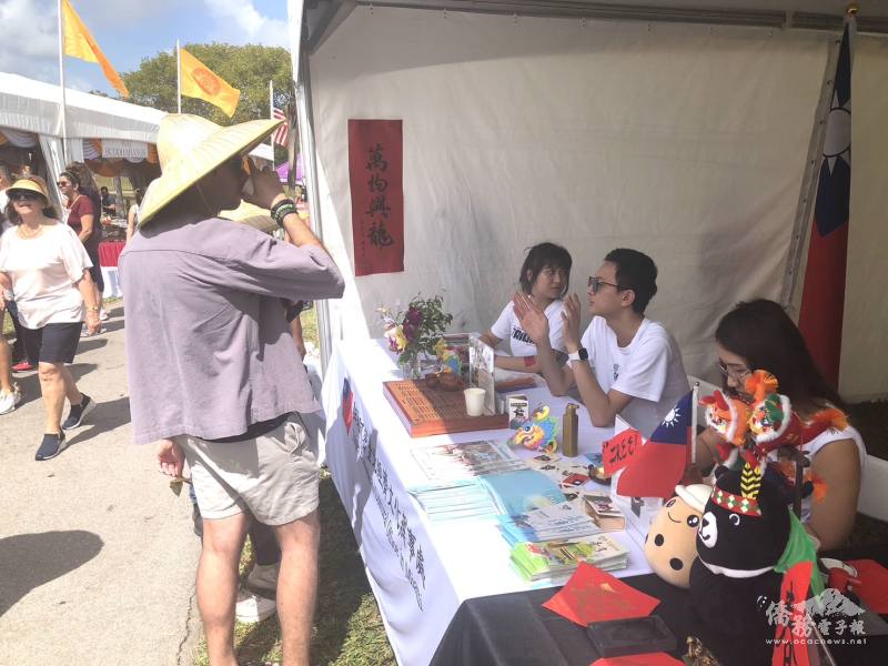 民眾前來辦事處展攤品茗