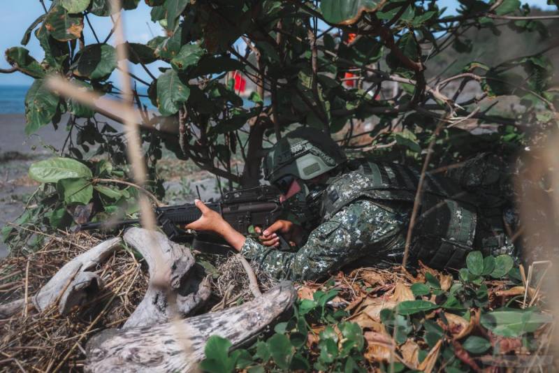 陸軍步兵117旅實施野戰訓場射擊。（軍聞社記者陳彥樺攝）