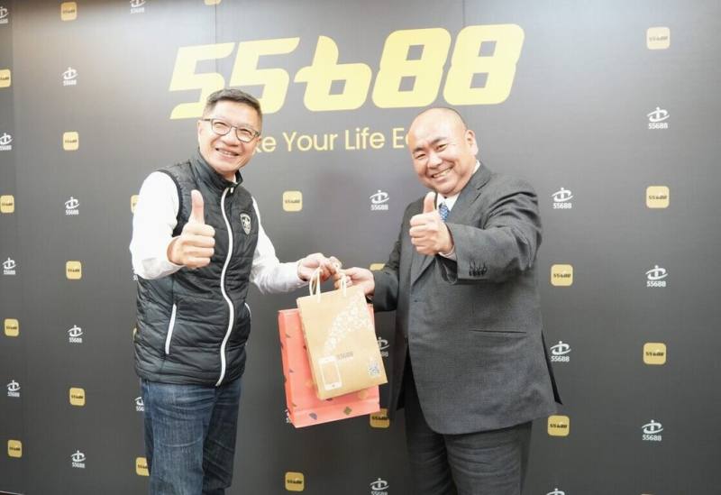 日本大阪計程車公會代表山根成尊（右）日前來台拜會55688集團台灣大車隊，除了解台灣大車隊的經營模式，也溝通台日雙方計程車業的擴大合作。左為55688集團總經理楊榮輝。（台灣大車隊提供）