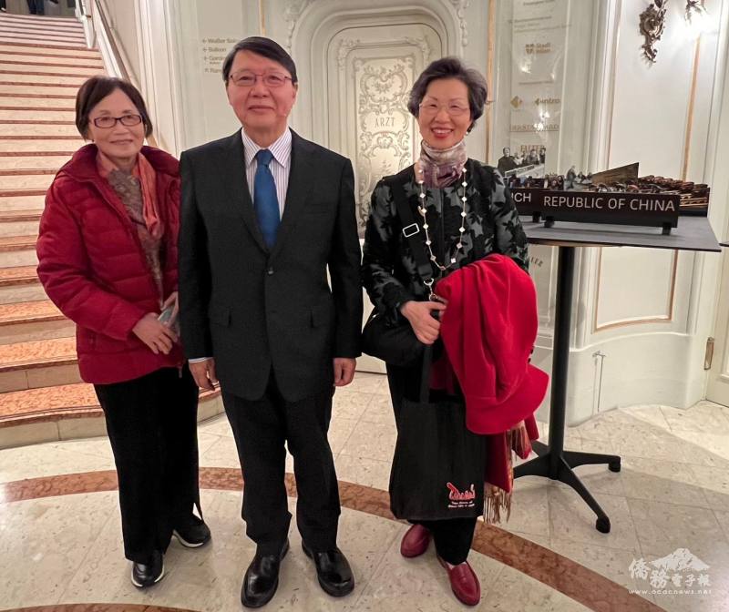 駐奧地利大使張小月(右)前往觀賞里米尼紀錄劇團的舞臺劇「這不是個大使館」在維也納的首演，並與劇中演員前駐貝里斯大使吳建國(中)交流