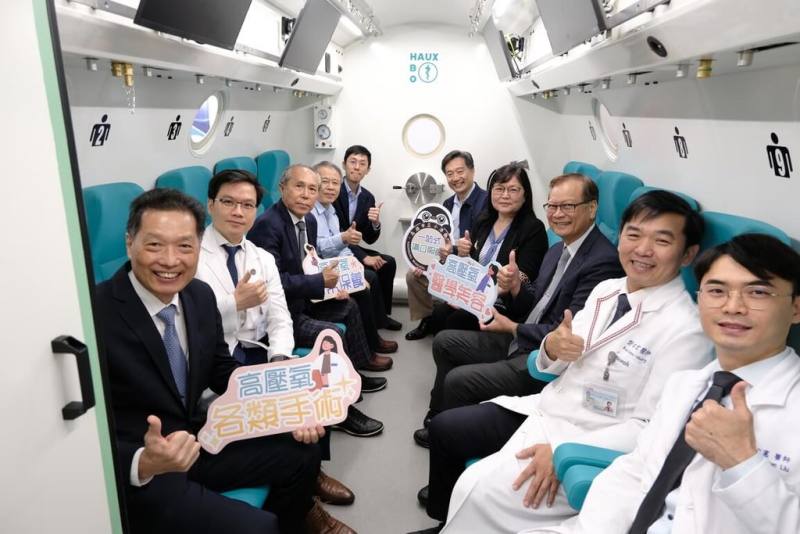 小港醫院「高壓氧暨先進傷口治療中心」6日揭牌，小港醫院院長郭昭宏（右排2）表示，南高雄民眾可就近接受高壓氧治療，免去過往的舟車勞頓。（小港醫院提供）