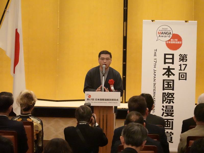 由日本外務省舉辦的第17屆日本國際漫畫賞5日晚間在東京舉行頒獎典禮，台灣漫畫家簡嘉誠出席領獎狀及獎盃。他致詞時還特別關懷元旦發生強震的能登半島災民。