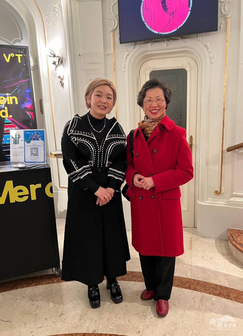 張小月與現場工作人員合影