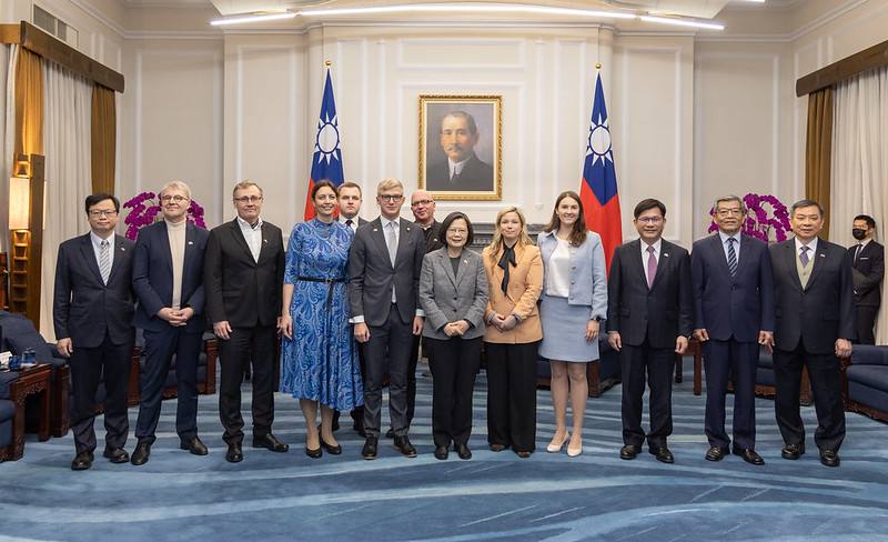 總統與訪賓一行合影