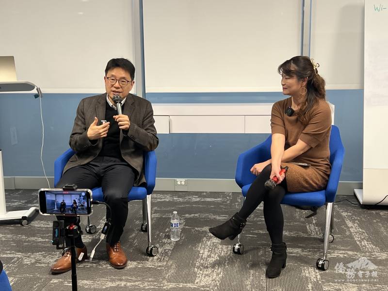 林宏文和在場科技人士交流