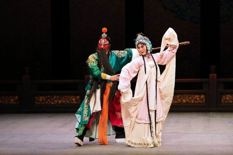 國光劇團「永恆時尚．春分」8日起將演出多場經典好戲，圖為崑劇「千里送京娘」彩排畫面，由武生王逸蛟（左）飾趙匡胤，旦角陳長燕（右）飾趙京娘。（國光劇團提供）