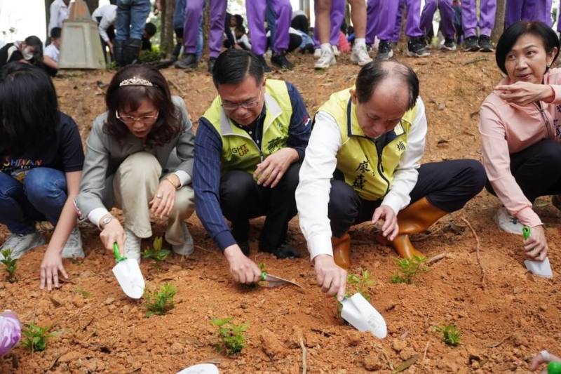 每年3月12日是植樹節，南投縣埔里鎮公所7日在溪南國小舉辦植樹活動，邀師生一同種下蜜源植物，埔里鎮長廖志城（前右2）等人出席響應。（埔里鎮公所提供）