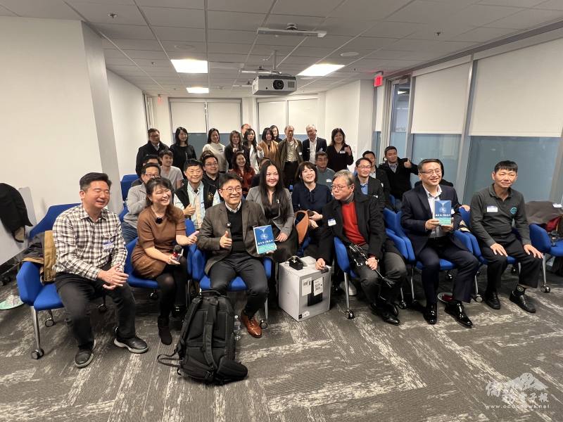 參加演講會嘉賓合影
