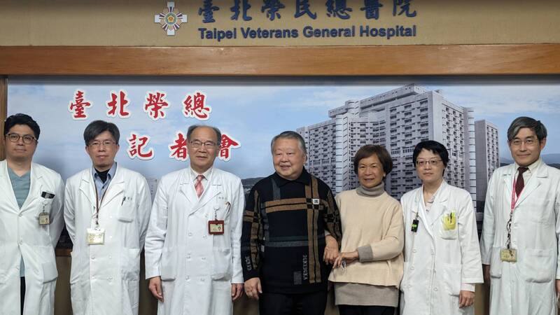 台北榮總腫瘤微創介入性治療「氬氦刀冷凍消融術」是透過氣體在探針內急速壓縮造成超低溫的冰針，導致癌細胞破裂，在對抗4公分以下腫瘤的效果與手術相當，73歲郭先生（中）就是透過冷凍治療殺死癌細胞，6日現身分享。