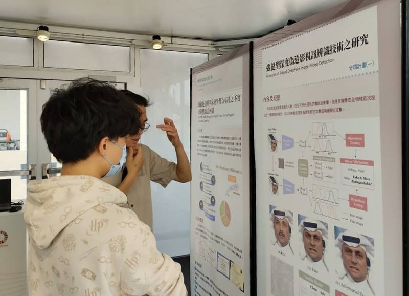 成功大學8日發表「假臉偵測」技術，防禦深度偽造（Deepfake）及對抗攻擊，在大台南會展中心展出。（成功大學提供）