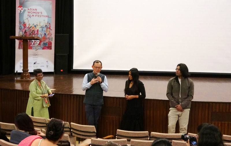 由「國際女性廣播及電視協會」（IAWRT）印度分會主辦的「亞洲女性影展」，7日在新德里的印度國際中心（IIC）登場，並播映台片「香味風景」。圖為中華民國駐印度副代表陳牧民（左2）與觀眾對話。