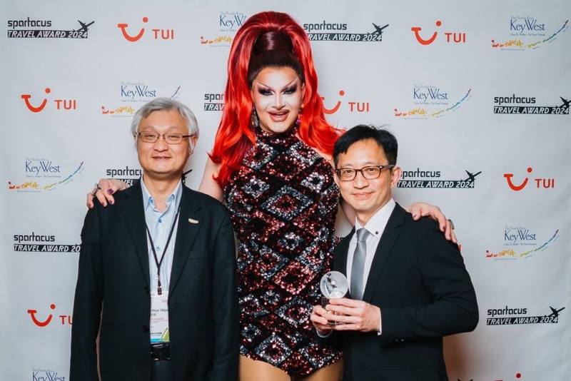 全球LGBTQ族群信賴的旅遊指南品牌「斯巴達克斯」（Spartacus）將台灣選為2024年最佳旅遊目的地，典禮於柏林時間3月6日晚間舉行，由德國著名變裝皇后Nikita（中）頒獎，觀光署國際行銷組組長黃易成（右）、駐法蘭克福辦事處主任謝長明（左）代表台灣領獎。（Spartacus提供）