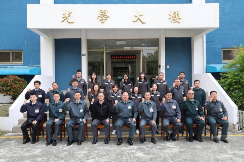 徐副部長與軍備局生製中心401廠同仁合影。（軍聞社記者陳彥樺攝）