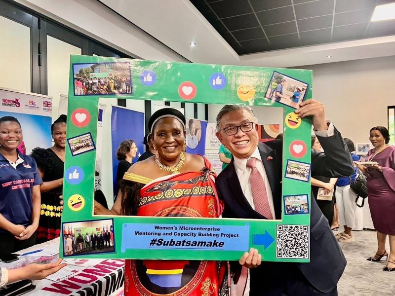 我國駐史國大使梁洪昇及史國副總理札杜莉（Thulisile Dladla）在展示攤位前合影。
