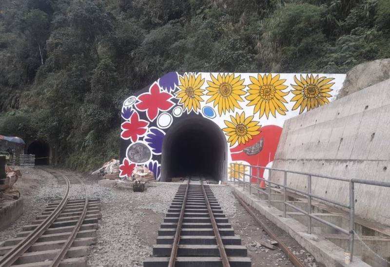 阿里山林業鐵路及文化資產管理處7日指出，阿里山林業鐵路新建42號隧道（圖）預計4月底完工，待試車、交通部檢查通過後，最快年中就能全線通車。（阿里山林業鐵路及文化資產管理處提供）