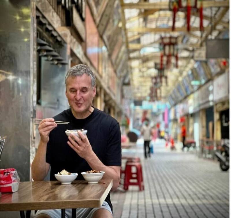 交通部觀光署與Netflix熱門美食節目攜手合作，日前祕密邀請美食探險家菲爾（Phil Rosenthal）來台，大啖台灣米其林餐廳及各式夜市街頭小吃，台灣特輯節目也即將播出。（觀光署提供）