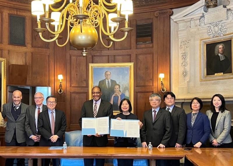 教育部劉孟奇次長（右四）見證教育部國際及兩岸教育司李彥儀代理司長（右五）與哥倫比亞大學學術副校長Dennis Mitchell（左四）於3月8日簽署「臺灣─哥倫比亞大學獎學金」續約合作備忘錄
