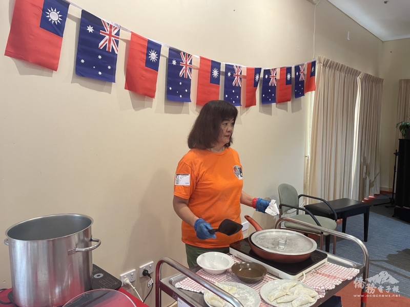 青年會會長陳美壽女士在活動中展現廚藝