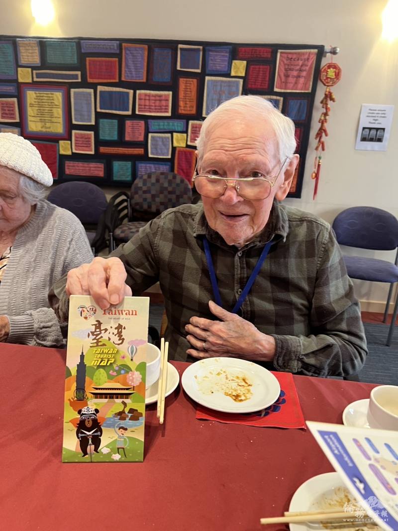 每個人都拿到一份小的臺灣旅遊地圖