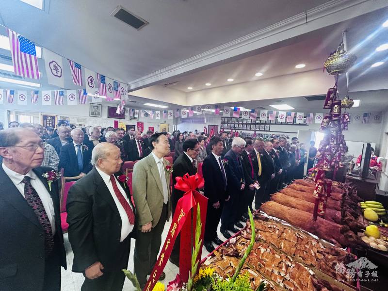 眾人循古禮祭祖