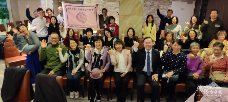 何玉英偕與會人員合影