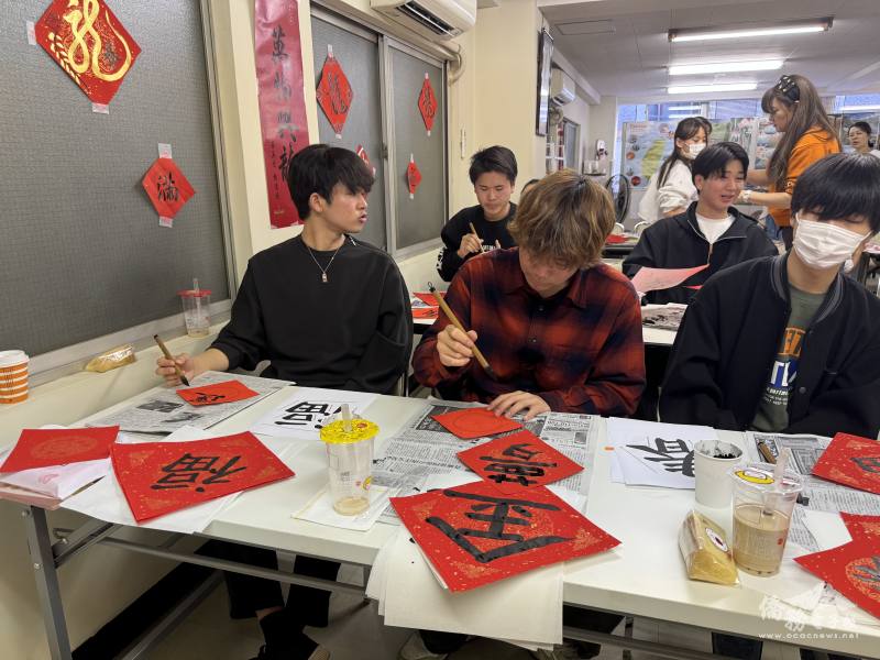 一邊寫一邊聊臺灣和日本寫書法異同處