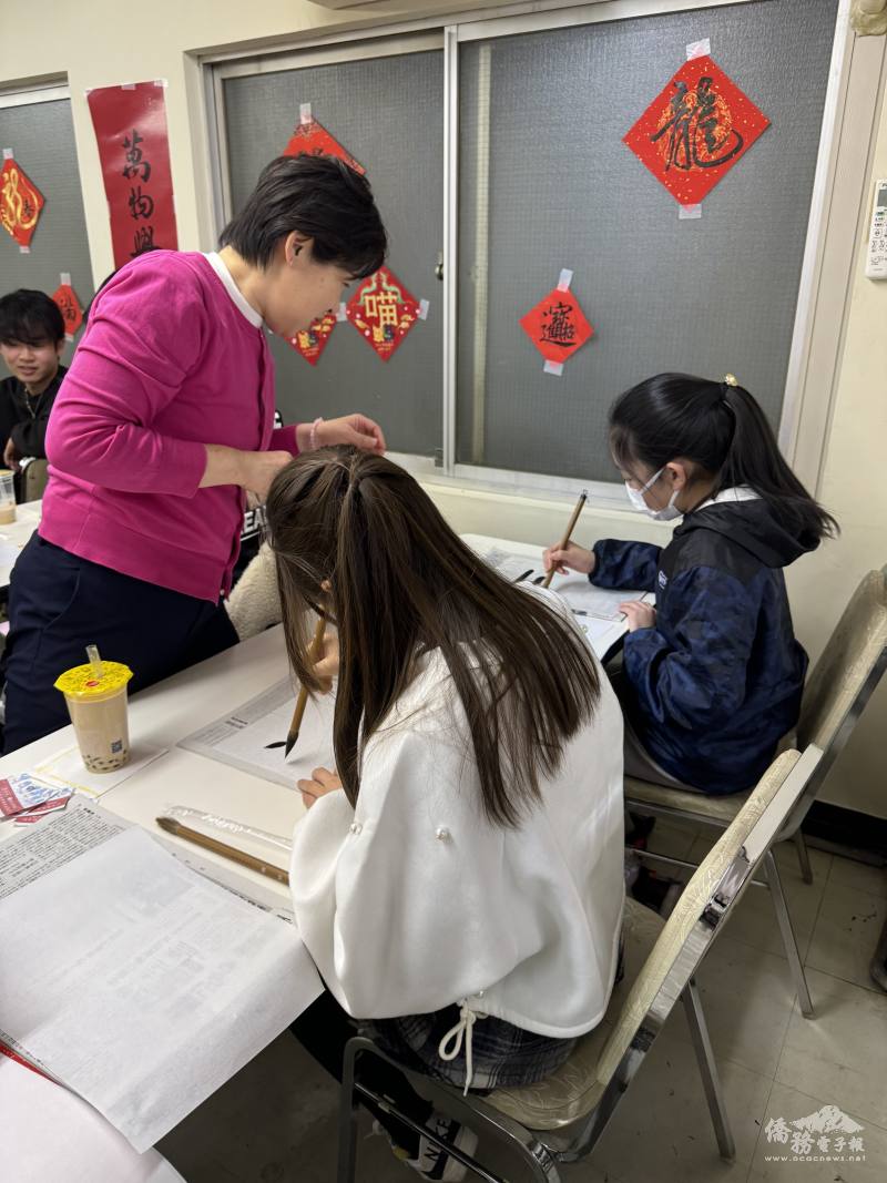 書法老師親自到學員身旁指導