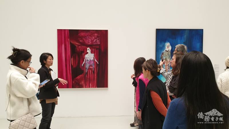 導覽員胡惠芬中文導覽讓大家藉著藝術來思考