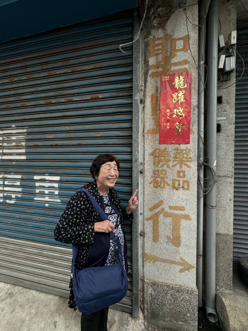 灣生二代83歲宣子（圖）11日在台糖公司虎尾廠協助下展開尋根之旅，憑藉著記憶找到老家開心留影紀念