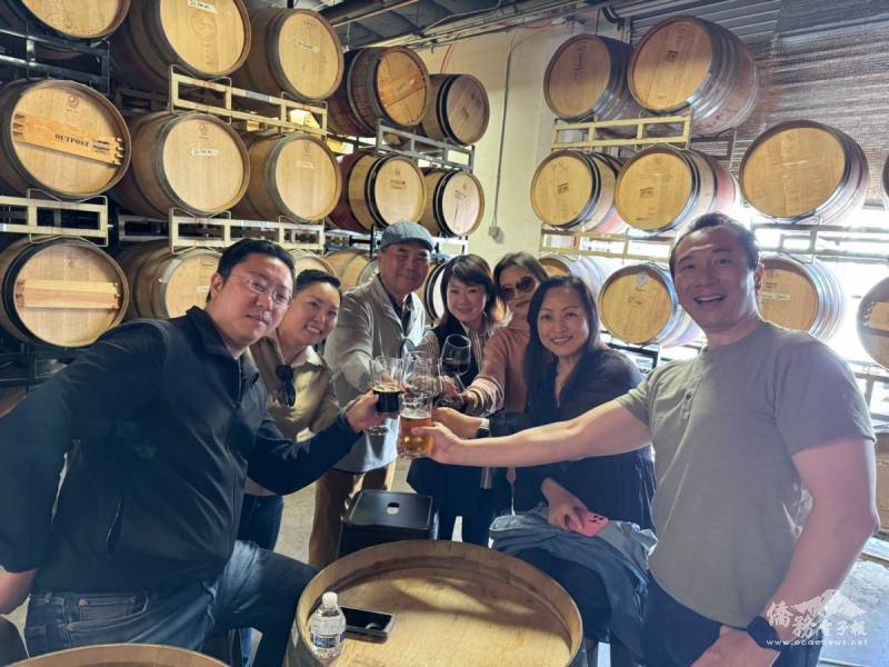 橙縣文教中心主任蕭蓓如(右四)與柑縣臺美商會會長陳啟耕(右一)及出席理事會員合影